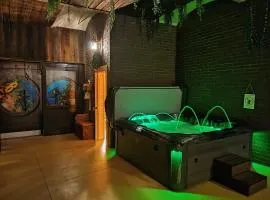 Ernests' unique townhouse with sauna, hot tub and free parking