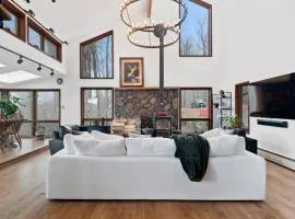 5 Star Gorgeous Cliffside Chalet with Panoramic Views