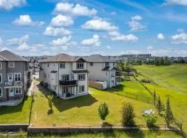 LUXURY LAKEVIEW HOME - 2500sqft of private space with 5 Beds, 4 Bath, 2 Living Rooms, Kitchen, AC, Jacuzzi, 10 Guests Max, Basement Not Included, 18-min to Airport, 20-min to Downtown, 80-min to Banff