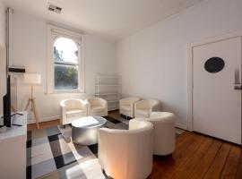 Private Unit in Heritage Building in Fitzroy North, hotel v Melbourne