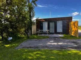 B&B Privé Tiny House Bij Zee、ステレンダムのタイニーハウス