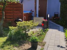 Uroczy domek z baliá z jacuzzi，位于弗瓦迪斯瓦沃沃的酒店