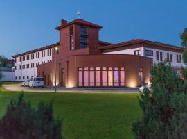 Nortil, hotel con piscina en Płocin