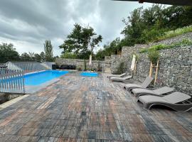 Chata Rodinka, hotel com piscina em Vinn&eacute;