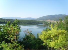 Ловно Стрелкови Комплекс 40те извора гр Асеновград, hotel in Asenovgrad