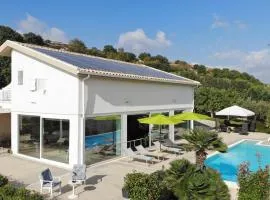 Villa Nausica, heated pool, Padel court, view on the sea, wifi free perfect for big group