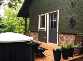 Svečių namelis KNYGŲ NAMAS, Hotel mit Whirlpools in Kelmė