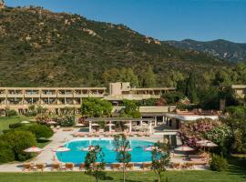 Is Molas Resort, hotel v Pule