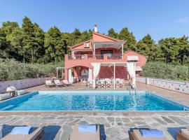 Luxury Villa with Private Pool in Skopelos, Spacious & Private, Villa Amaryllis By Kardous、Alikiasのホットタブ付きホテル