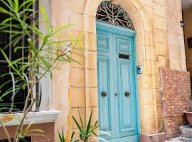 Charming Historic Home with Rooftop Views, hotel v destinaci Senglea