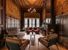 Luxueus vakantiehuis in hartje Ronse met 7 slaapkamers & badkamers, hotel v destinaci Ronse