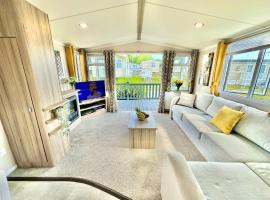 272 Wilksworth Caravan Park - Two Bedroom - Pool Access, village vacances à Wimborne Minster