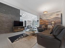 3 Bedroom Bungalow Sunningdale Lodge Ascot Races, hotel in Sunningdale