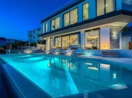 Villa Allina, 5-Bedroom Villa with Panoramic Views, Heated Pool