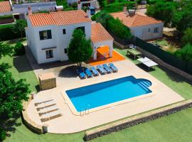 Villa etxe txekia, hotel in Cala Galdana