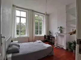 Cozy city centre room with parkview