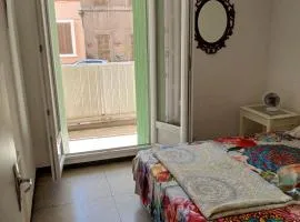 Chambre avec balcon dans une appartement la belle de mai