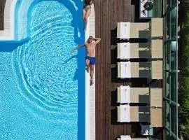 Universal Hotel & Homes