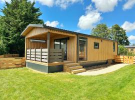 Chalet 501b op Recreatiepark De Wielen, hotel in Sint Maarten