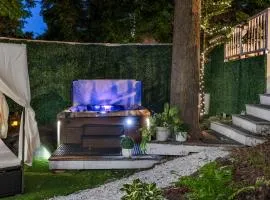 Hot Tub and Walk to Lakeside Dining Meredith Home!