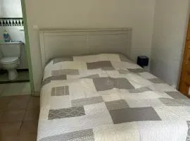 Chambre dans dépendance avec SDB