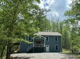 All Decked Up - wifi, view, river access, fire pit, 3 bedrooms, games, family friendly