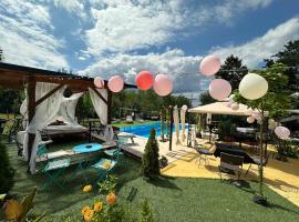 Smestaj sa bazenom Sunny Hill, hotel v destinaci Smederevska Palanka