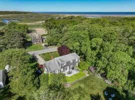 0,8 Miles to Skaket Beach Great Backyard