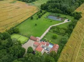 Cottage In Norfolk Sleeps 23 - Private Pool, Fishing Lake, Hot Tub Ref 99008Sc