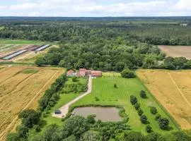 Cottage In Norfolk Sleeps 23 - Private Pool, Fishing Lake, Hot Tub Ref 99008Sc