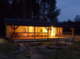 Uroczy domek letniskowy w otoczeniu przyrody, hotel in Błonie