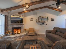 Relaxing 3BR Cottage 1 mile to Main st attractions Views, hotel in Gatlinburg