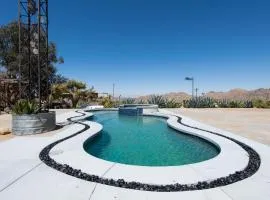 Desert Lily - Sunrise Suite with private hot tub and shared pool