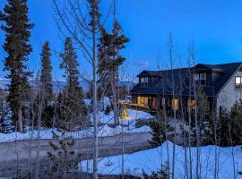 Mtn-View Retreat with Hot Tub in Granby!, hotel a Granby