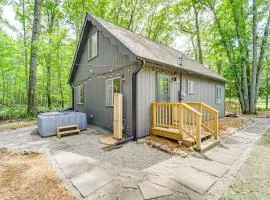 Roscommon Chalet with Hot Tub Near Higgins Lake!