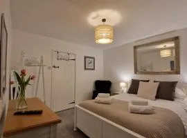 Black Cat Cottage - Heart of Pickering cosy listed cottage
