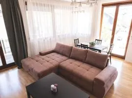 Bright Downtown Balcony Retreat