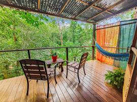 Sloth Romantic Treehouse with plunge pool, hotel v destinaci Talamanca