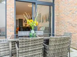 Gorgeous Two-Bedroom Two-Bathrooms Flat Near Acton Main Line Station