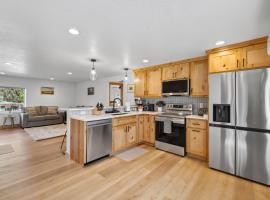 New! Brand new Downtown Loft 203 - Lake views, half block from lake, restaurants, and shopping, hotel en McCall