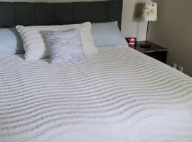 The King place, is a ROOM in a PRIVATE HOUSE, close to CTrain and Spruce Meadows Equestrian, δωμάτιο σε οικογενειακή κατοικία στο Κάλγκαρι