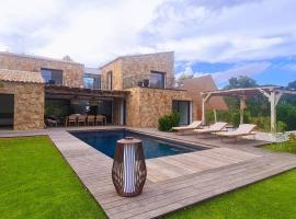 Bergerie Piana d'architecte neuve, 8 pers, piscine chauffée, à 10 min plage, hotel i Gialla