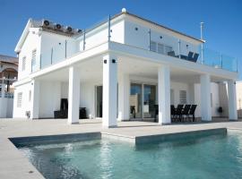 Casa Oasis Benajarafe, hotel u gradu Benaharafe