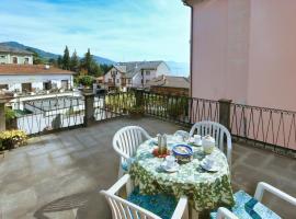 CASA DEI POETI LEOPARDI - Two-Room Apartment with Terrace and Partial Lake View, hotel v mestu Meina