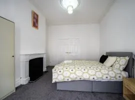 Heart of Blackpool - Sleeps 10 - Parking