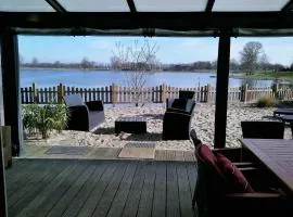 Ferienhaus-Beach-Bay-direkt-am-See-mit-Badebucht