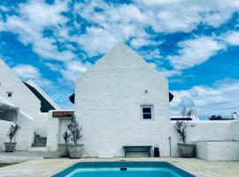Spacious Family Beach Home, Hotel in Struisbaai