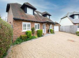 Modern & stylish seaside family home, hotel em Chichester