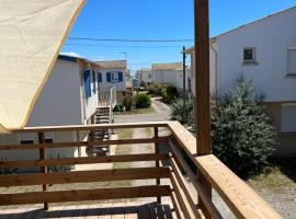 Maison Chalet 200 m de la plage climatisation et Wifi, cabin in Gruissan