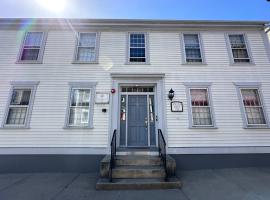Entire Historic 5 Bed 5 Bath Inn Sleeps 17, hotel i Newport